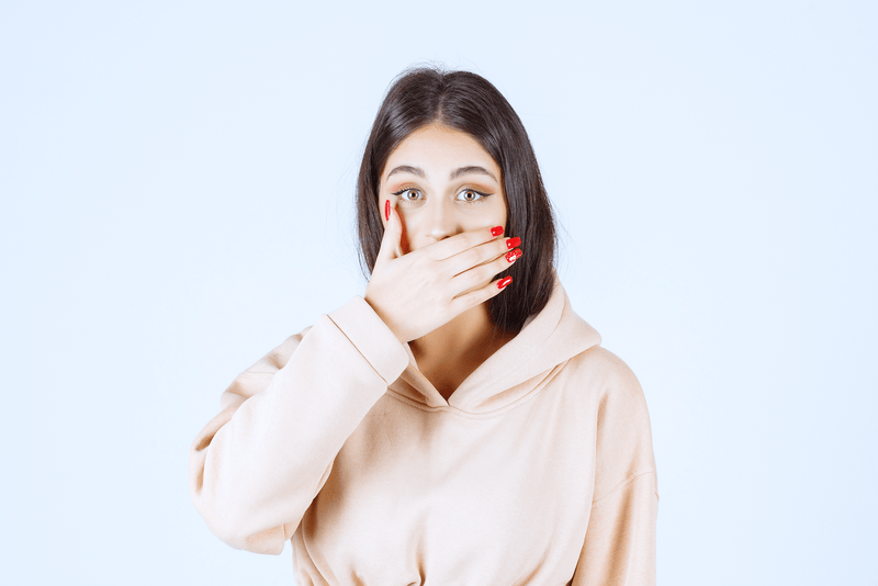 Blogo burnos kvapo atsiradimo priežastys ir gydymo būdai