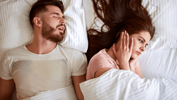 Knarkimas ir miego apnėja: kaip šie sutrikimai gali daryti įtaką burnos sveikatai