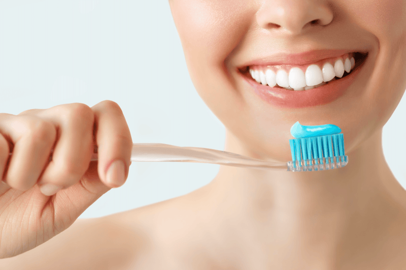 Kodėl burnos priežiūros specialistai rekomenduoja dantų pastas su hidroksiapatitais ir ksilitoliu