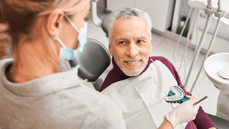 Kokias burnos priežiūros priemones rinktis turint protezuotus dantis