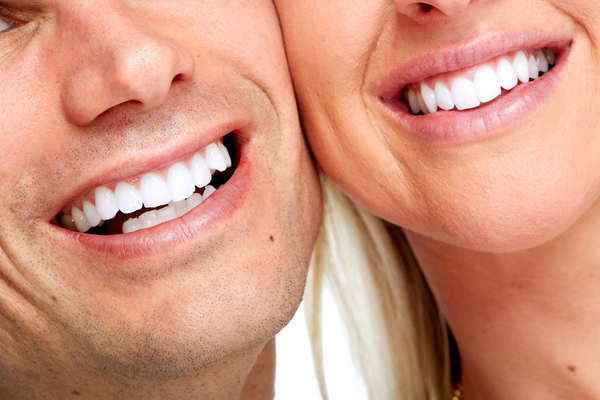 Vyras ir moteris su baltais ir estetiškais dantimis