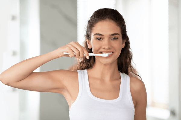 Ryto ir vakaro dantų valymo rutina: tai, ką turėtumėte žinoti