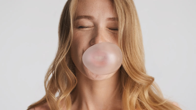 Mergina kramtanti becukrę gumą su ksilitoliiu
