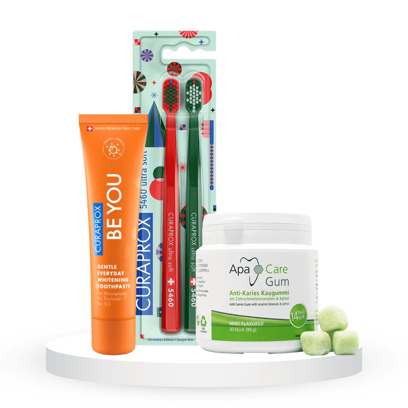 Balinantis komplektas: "Curaprox Be you" balinanti dantų pasta (60 ml), "Curaprox Chistmas 5460" dantų šepetėliai (2 vnt.) ir "Apacare Gum" kramtomoji guma su ksilitoliu (30 vnt.)