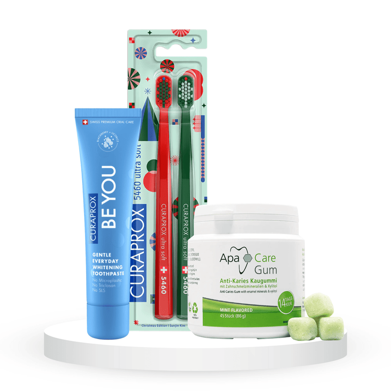 Balinantis komplektas: "Curaprox Be you" balinanti dantų pasta (60 ml), "Curaprox Chistmas 5460" dantų šepetėliai (2 vnt.) ir "Apacare Gum" kramtomoji guma su ksilitoliu (30 vnt.)