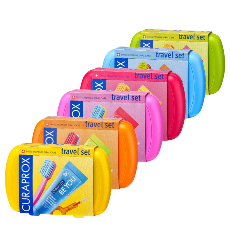 Higienistės Darijos komplektas: "Curaprox Be You Travel Set" kelioninis rinkinys, "Promis" tarpdančių siūlas (30 m), "DeeLab" liežuvio valiklis (1 vnt.) ir "Chewsy" kramtomoji guma su ksilitoliu (10 vnt.)