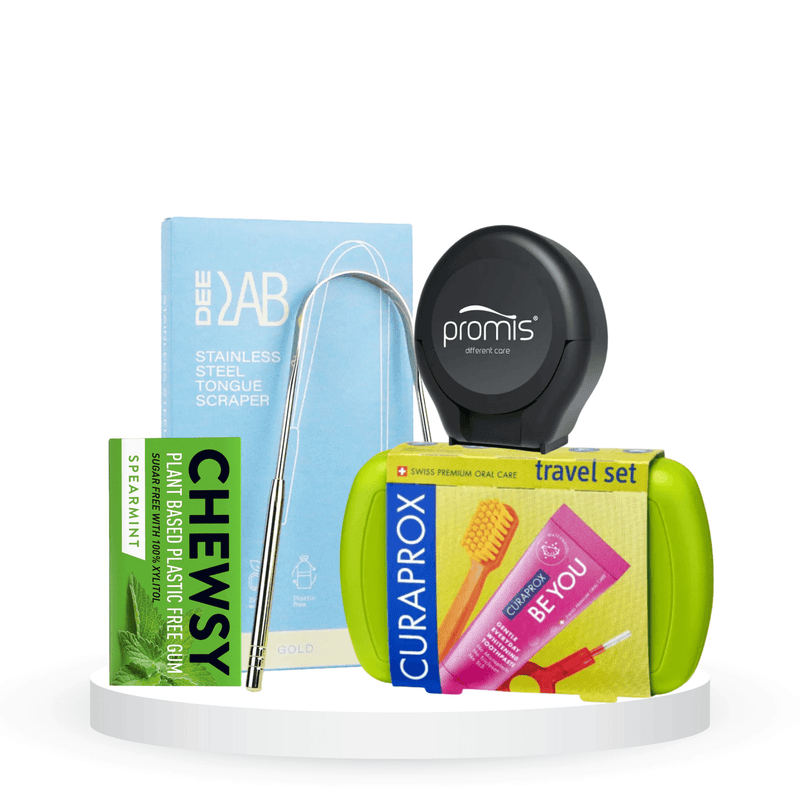 Higienistės Darijos komplektas: "Curaprox Be You Travel Set" kelioninis rinkinys, "Promis" tarpdančių siūlas (30 m), "DeeLab" liežuvio valiklis (1 vnt.) ir "Chewsy" kramtomoji guma su ksilitoliu (10 vnt.)