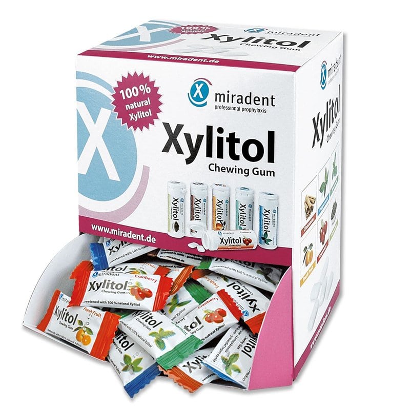 "Miradent Xylitol" becukrės kramtomosios gumos su ksilitoliu asorti dėžutė, 400 vnt. (200 pakuočių po 2 vnt. gumos)