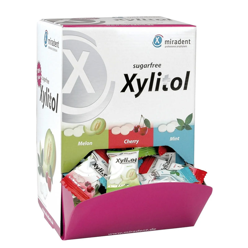 Miradent Xylitol pastilių be cukraus su ksilitoliu dežutė su rijų skonių pastilėmis - mėtų, meliono ir vyšnių.